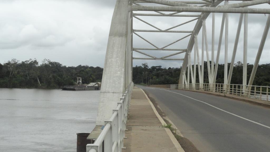 Le pont de Kango, qui permet de franchir l'estuaire du Komo