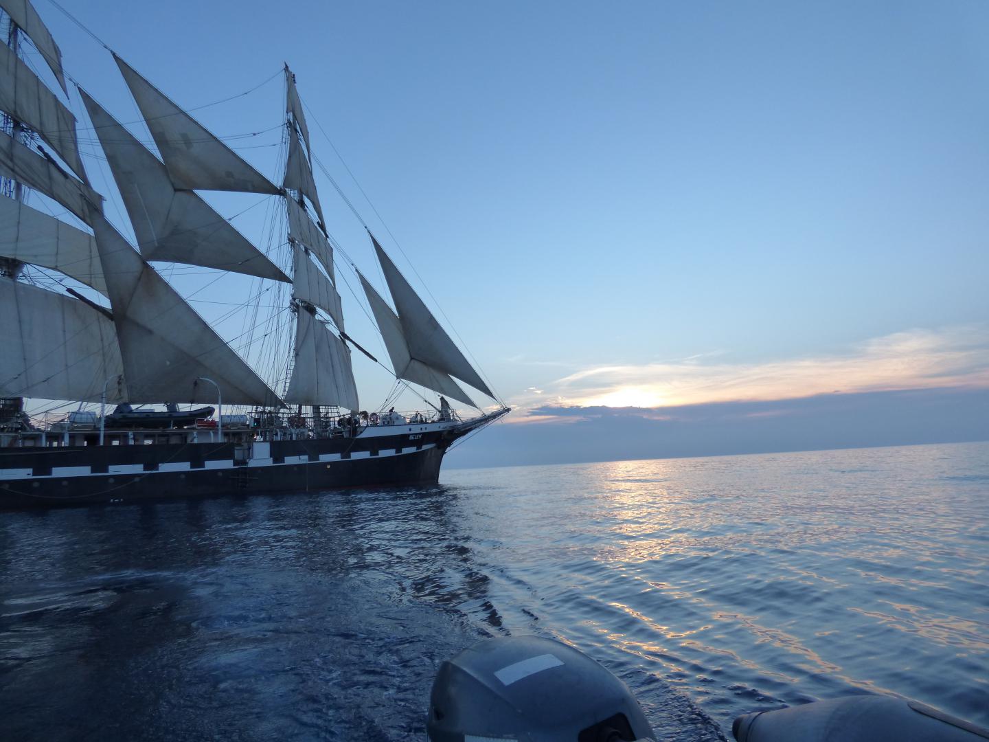 Au coucher du soleil, un tour du Belem en canot
